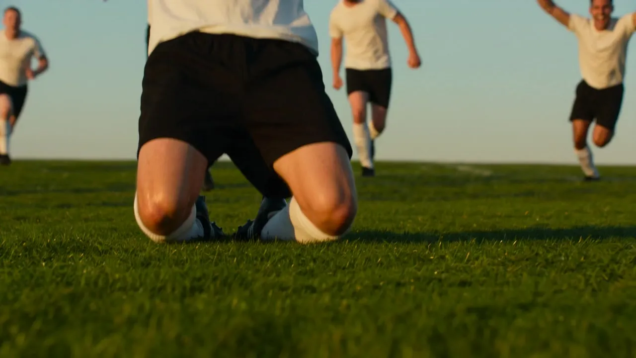 Mannschaft jubelt gemeinsam auf dem Sportplatz nach einem Tor